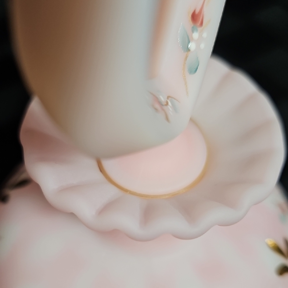 Exquisite Fenton Handpainted Diamond Rose Quilted w/Heart Stopper Perfume Bottle - Picture 11 of 16